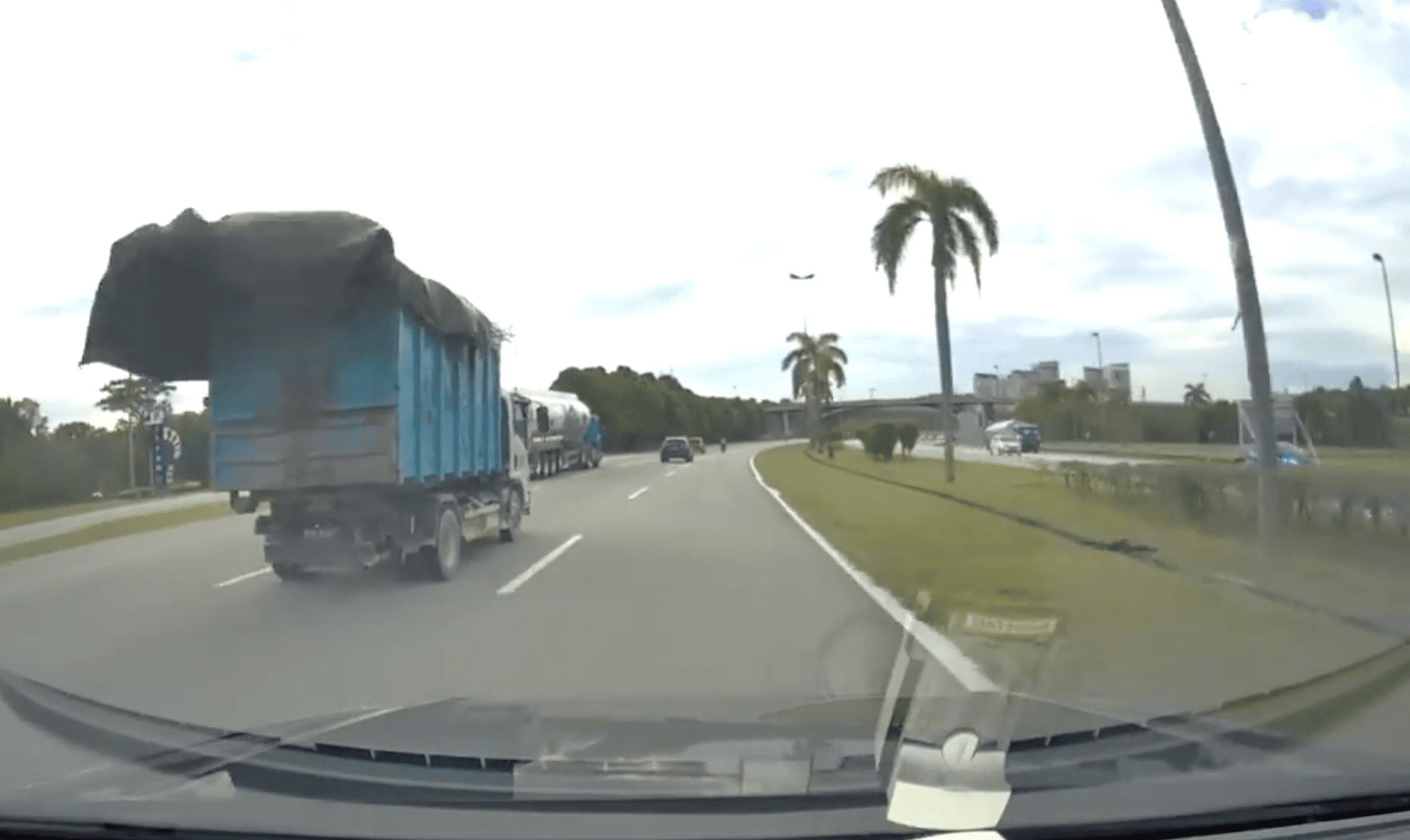Canvas flying off the lorry
