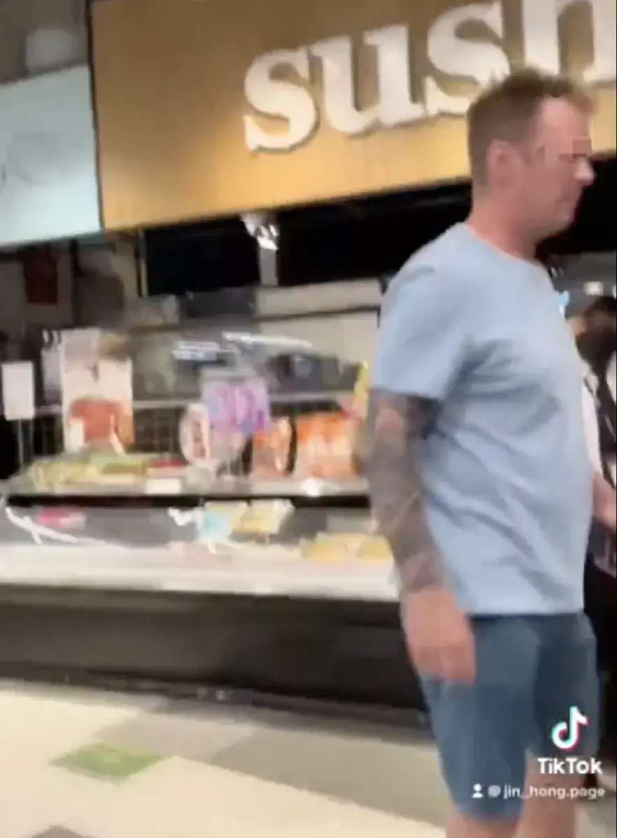 Caucasian man shouting at Ampang shopping mall 01