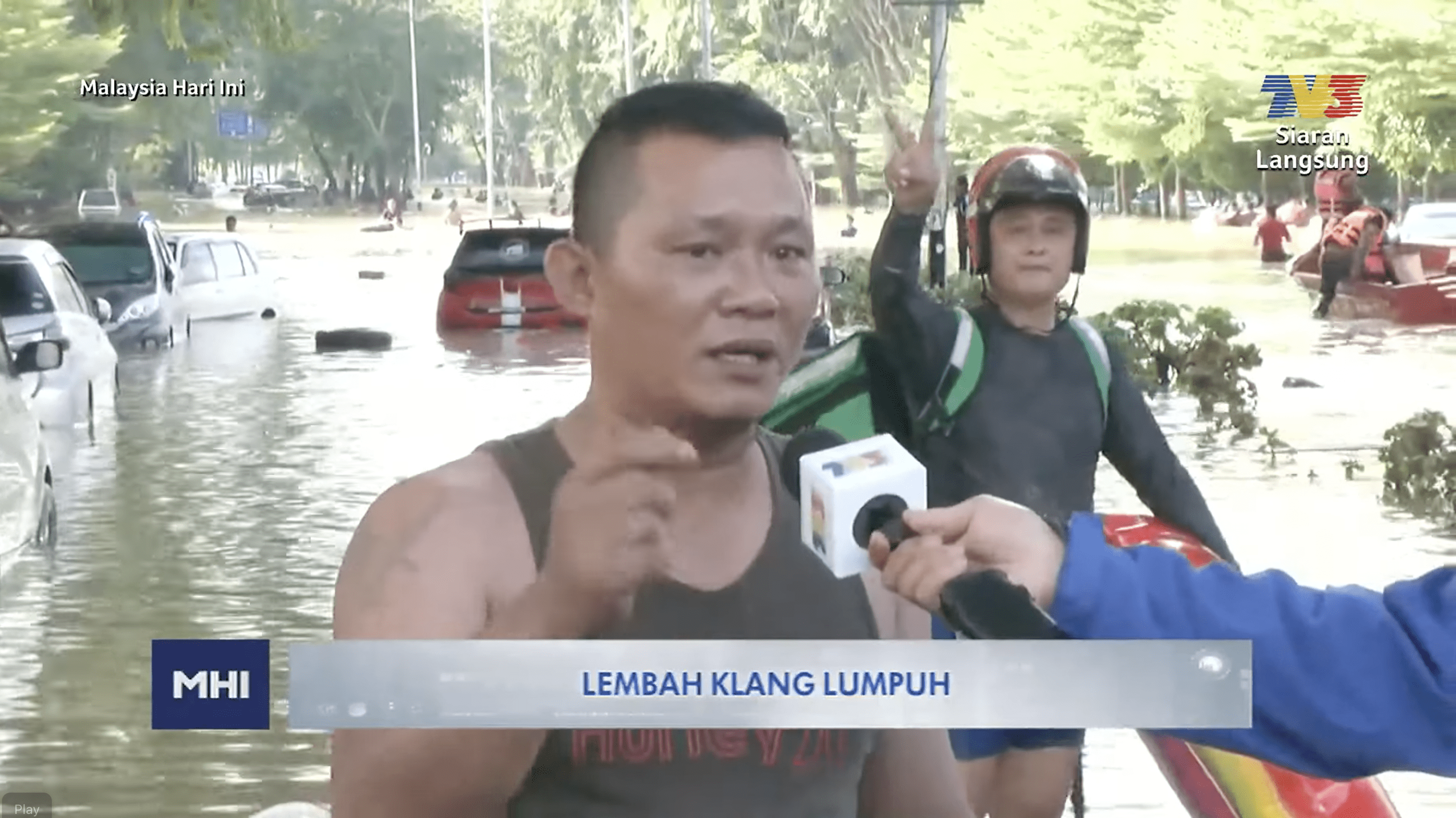 Delivery abang turn his head back 