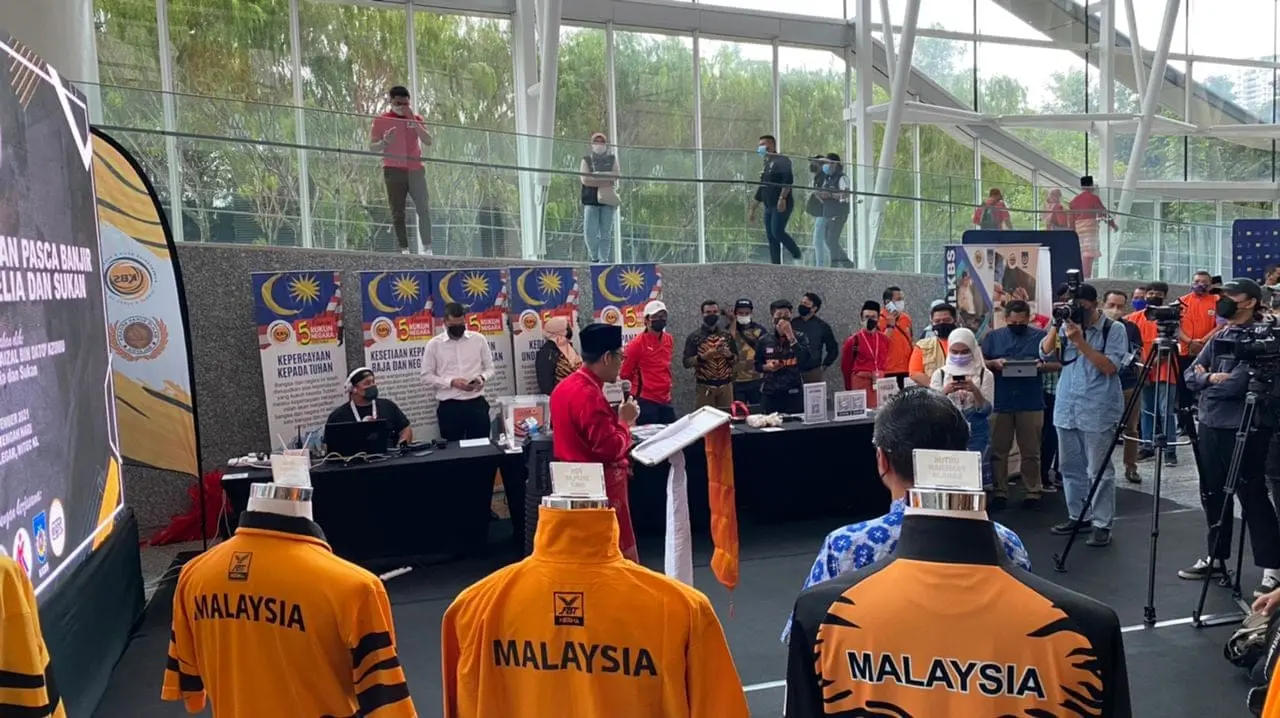 Faizal Azumu giving speech to the media during a flood volunteer programme
