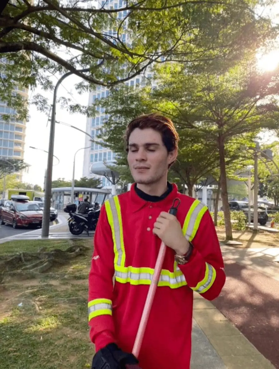 Foreign janitor spotted look like justin bieber in Putrajaya 01-min