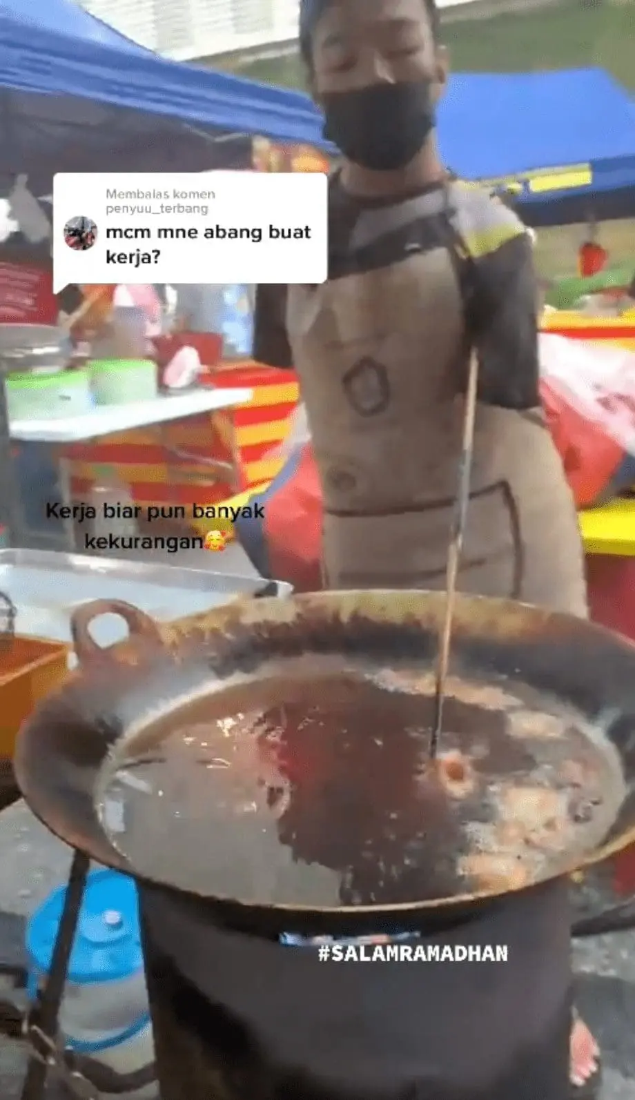 Former para-athlete born without hands sells kuih in Ramadan Bazaar 01