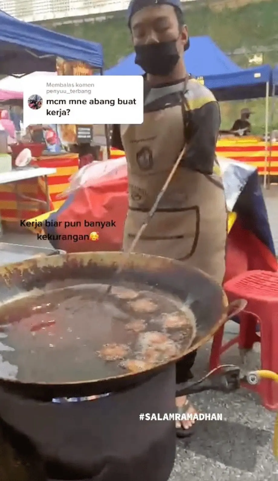Former para-athlete born without hands sells kuih in Ramadan Bazaar 03