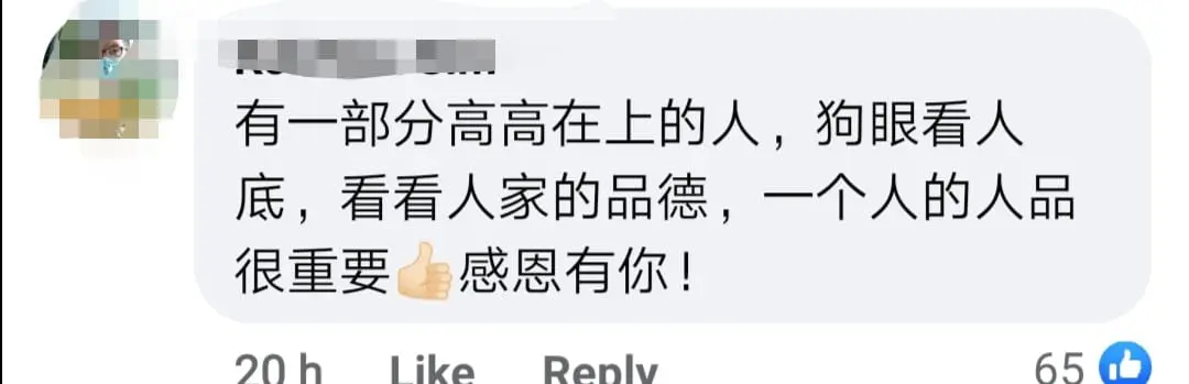 Kindhearted Foodpanda rider helps elderly man push his motorbike under the hot sun