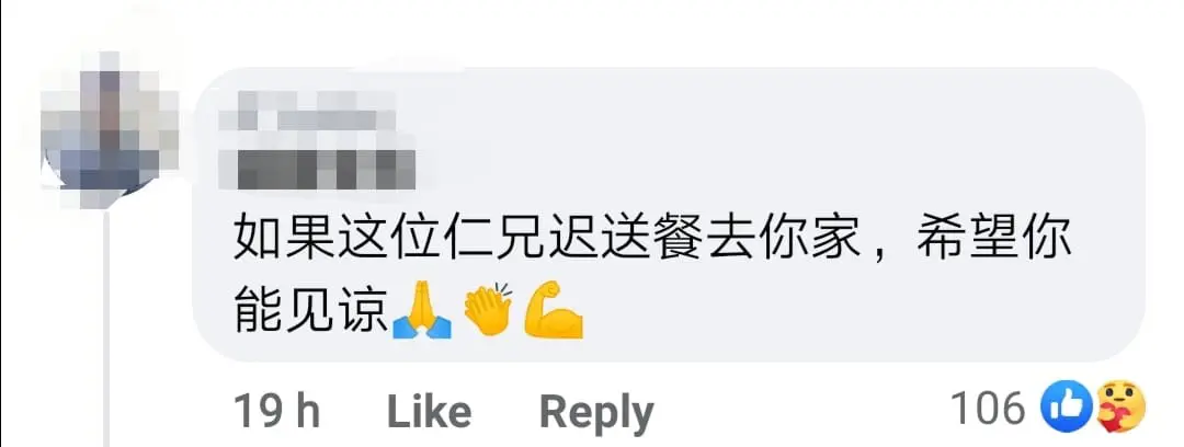 Kindhearted Foodpanda rider helps elderly man push his motorbike under the hot sun