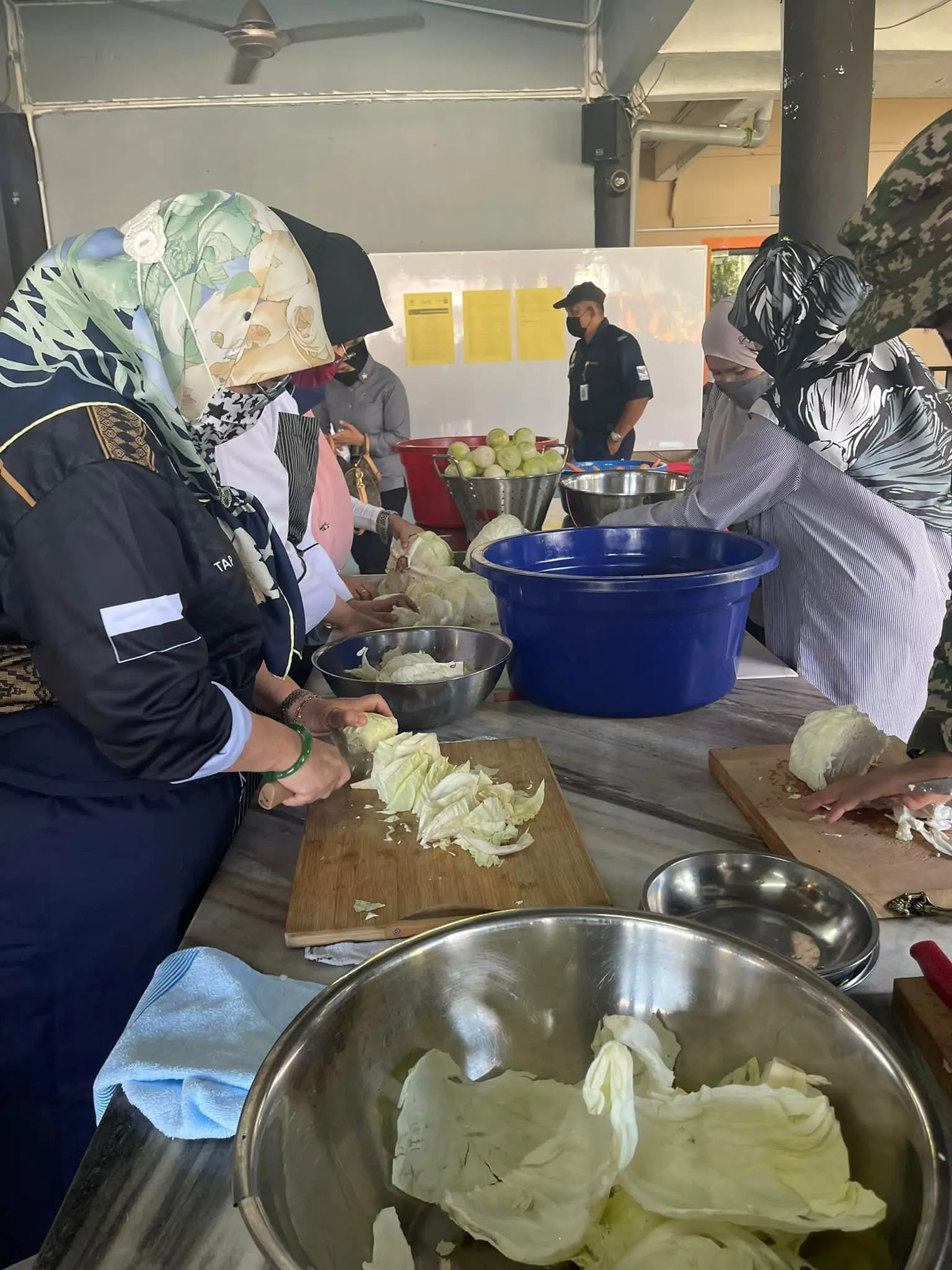 Her Majesty cook for flood victims 2