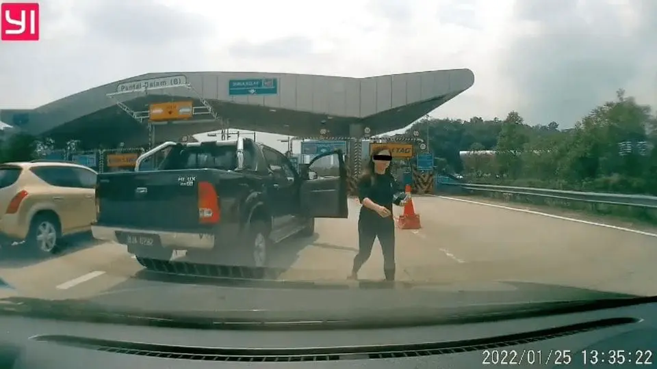 Hilux Karen cuts lane and shout at Woman 02