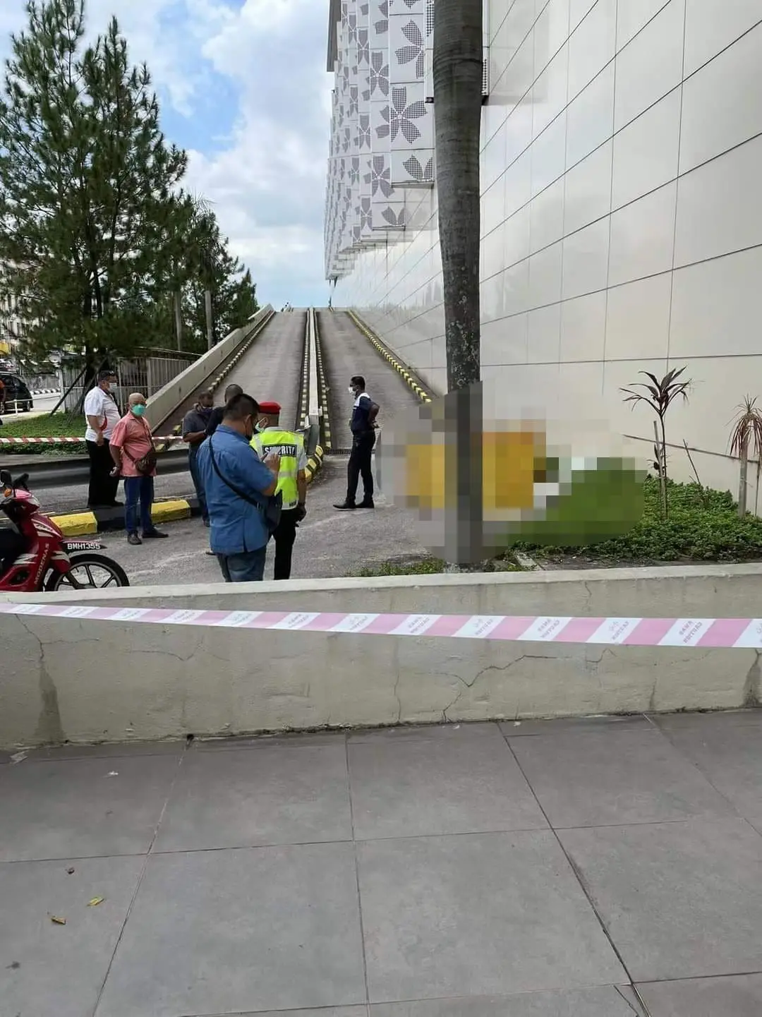 Woman falls to her death at Klang Parade in an apparent suicide