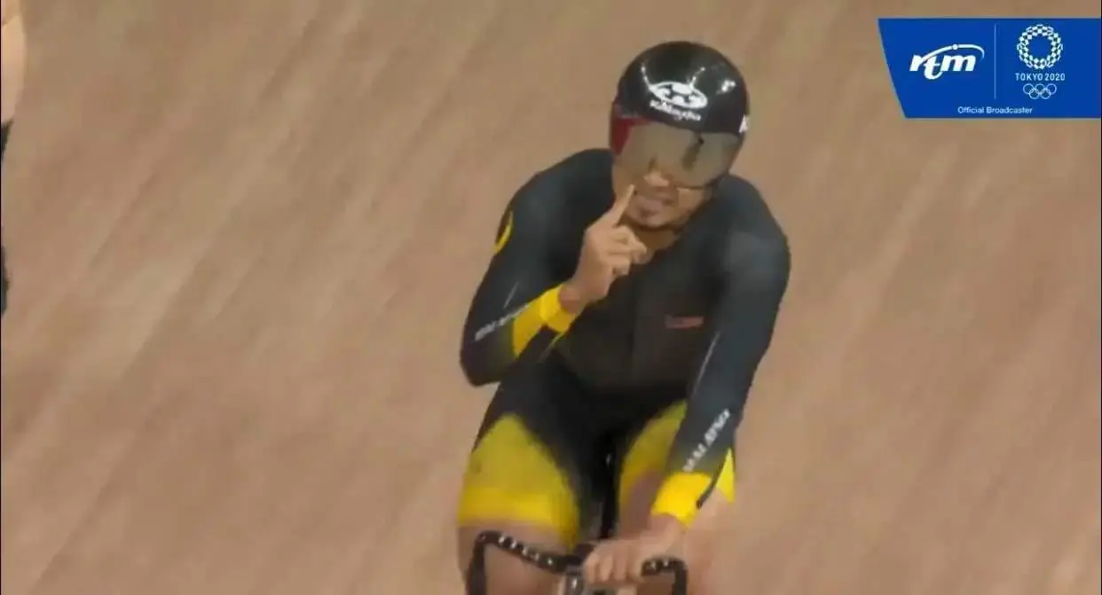 Azizul at the finals of Keirin event during the Olympic games