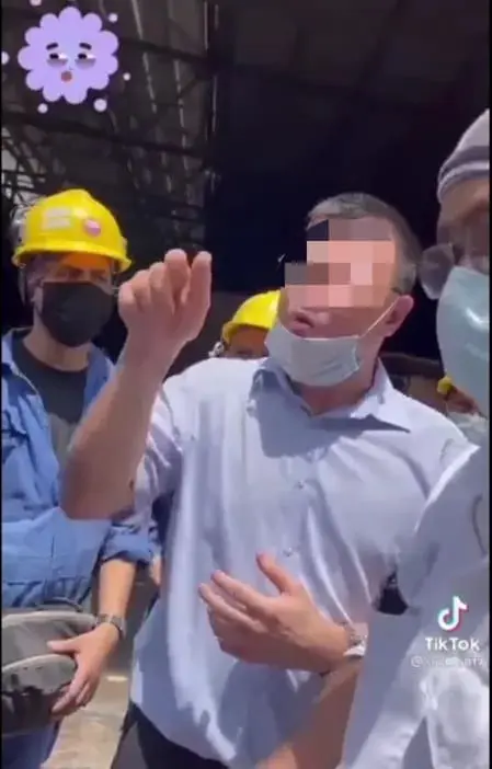 S'porean boss reprimands workers who demanded for their pay