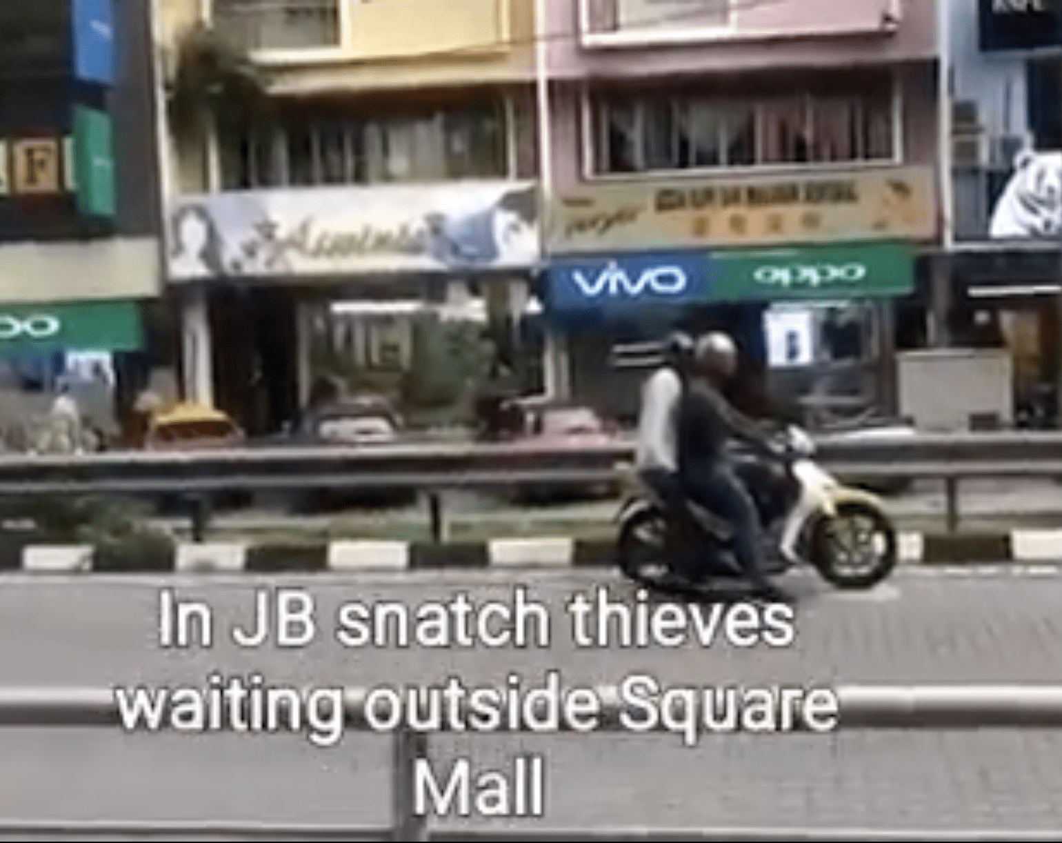 JB thieves snatch people in front of shopping mall 03