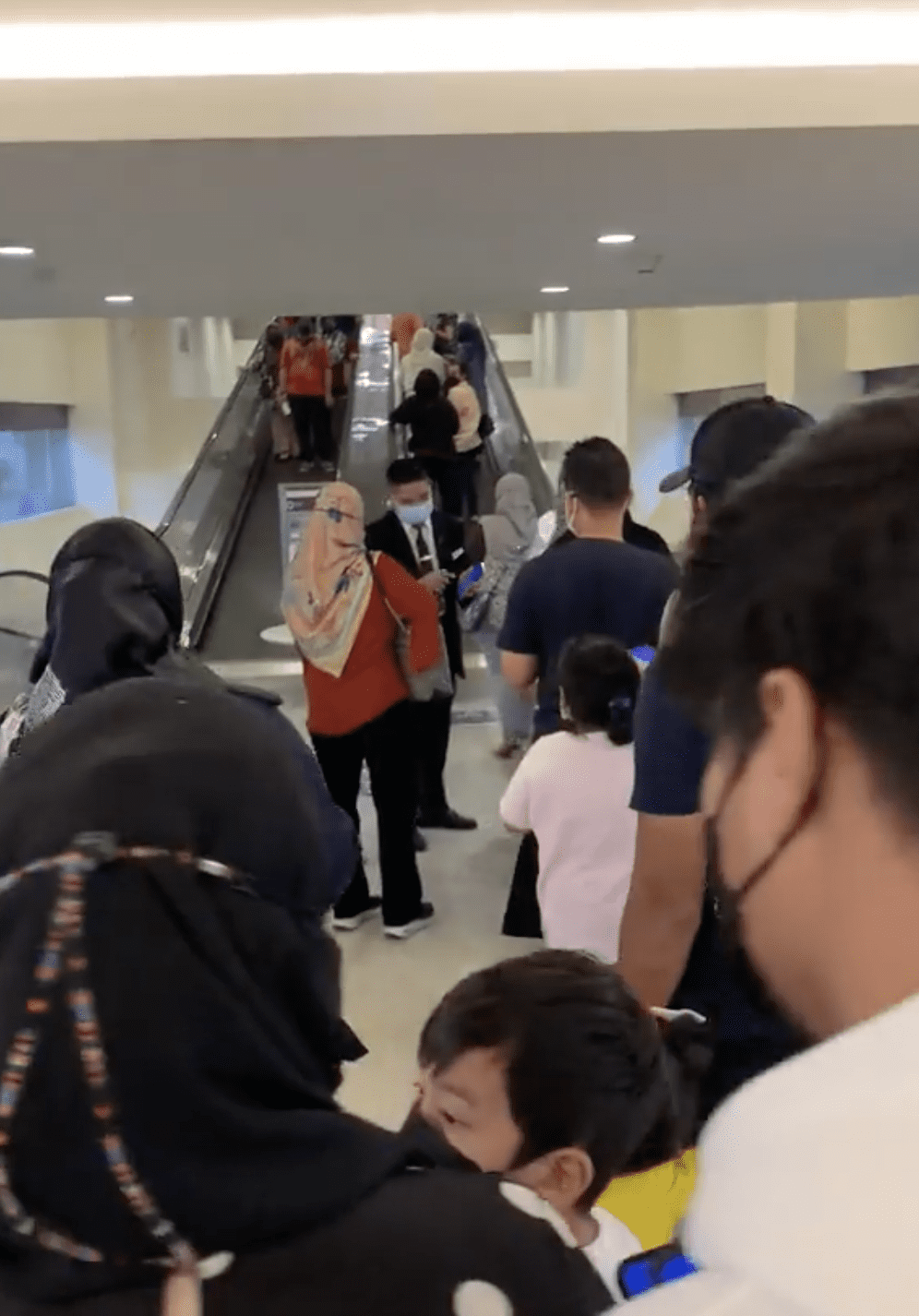 Karen denied entry KLCC after showing MySejahtera 01