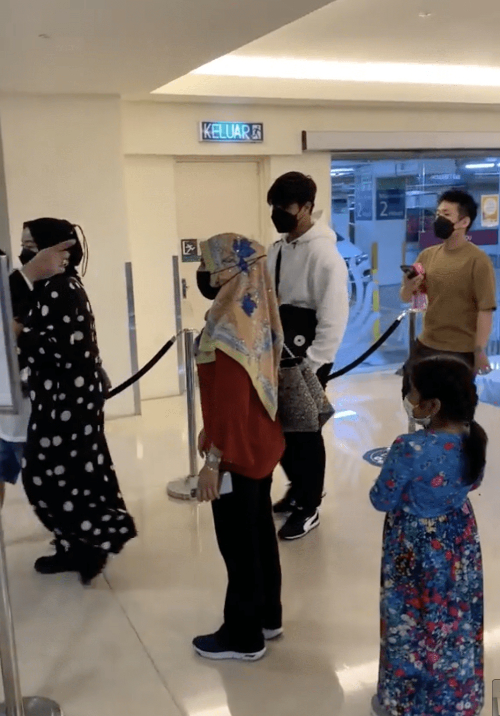 Karen denied entry KLCC after showing MySejahtera 03