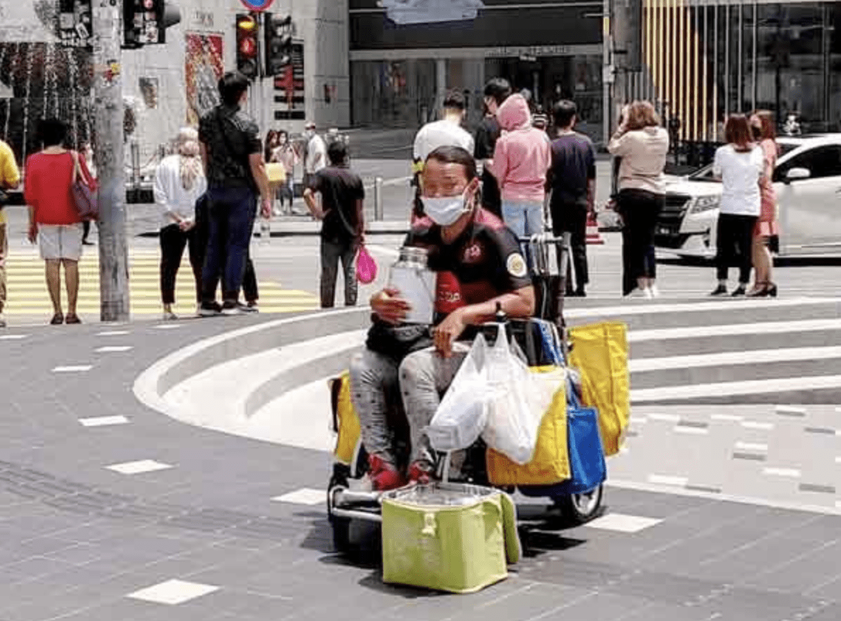 Koh Lee Peng still selling tissue paper along the streets in Bukit Bintang 01