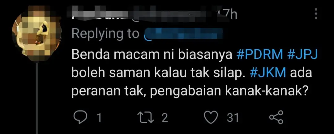 Young kid fooling around the back of a pickup truck raises netizens' concern