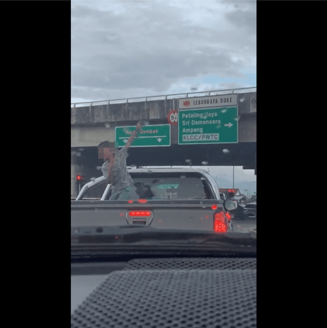 Young kid fooling around the back of a pickup truck raises netizens' concern