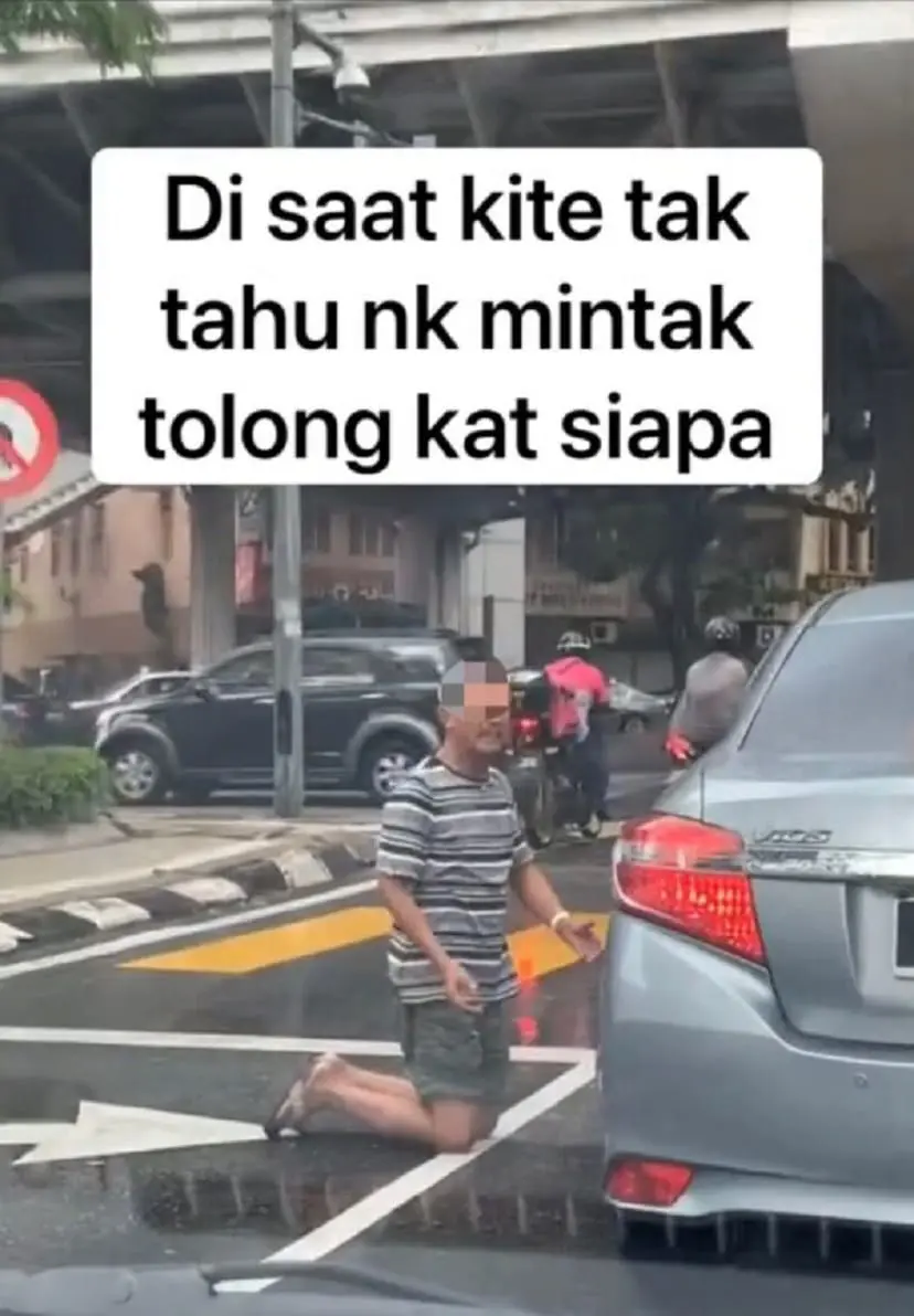 Kind M'sian helps man who knelt down and begged for money in the middle of the road (3).PNG
