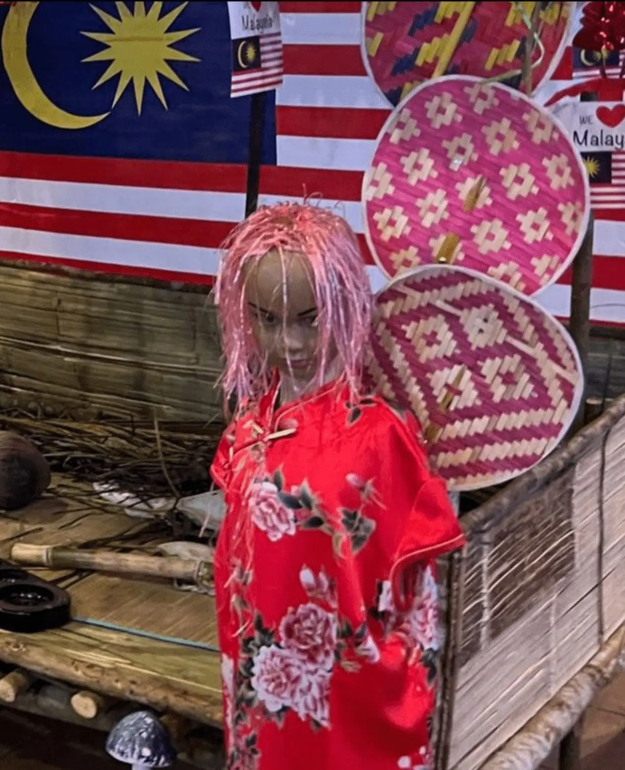 'Low Cost Cosplay' M'sians Shocked To Find Merdeka Decoration At R&R Along North-South Expressway picture 02-min