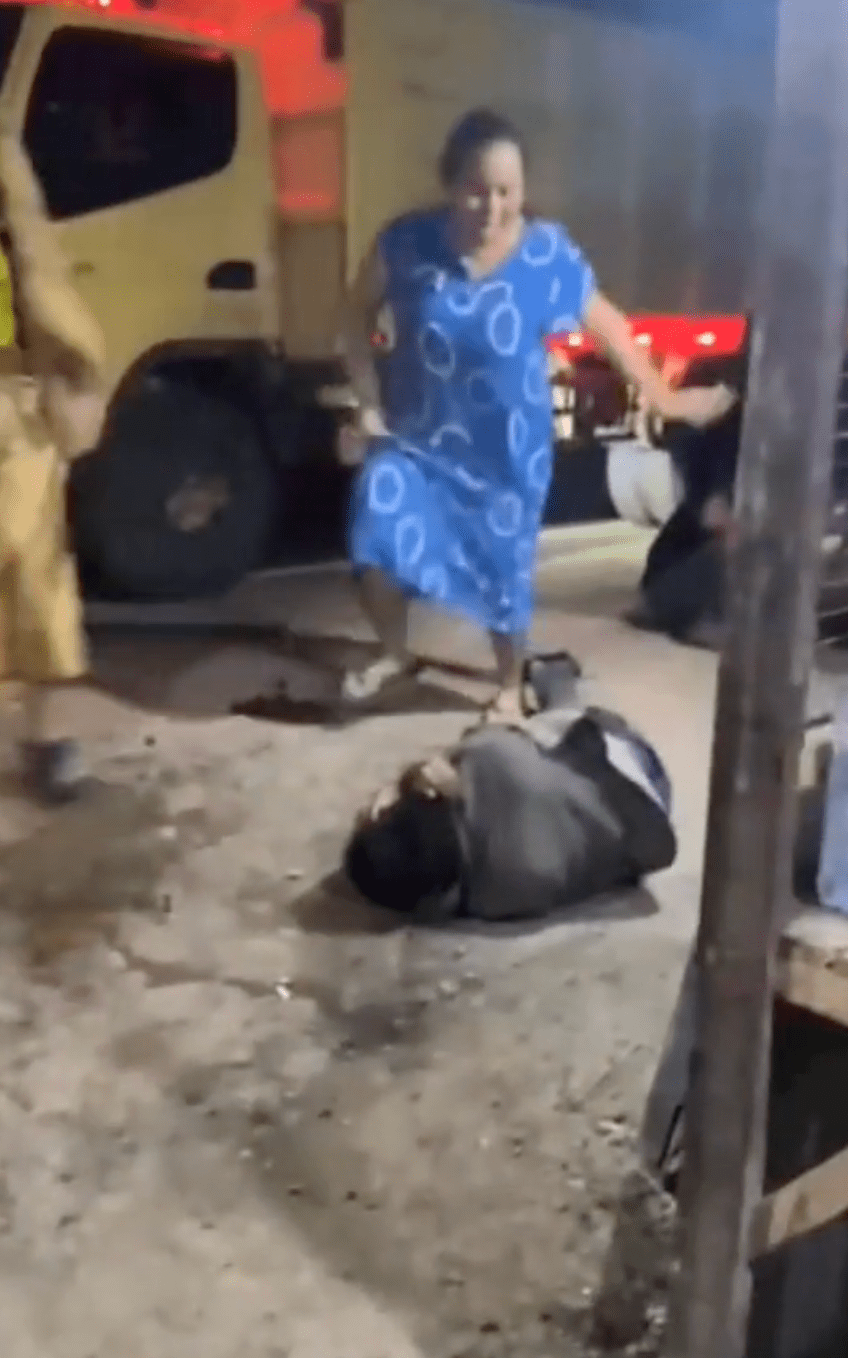 Mak Cik smackdown thief who stole her phone