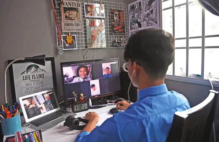 Malaysian-student-doing-online-learning
