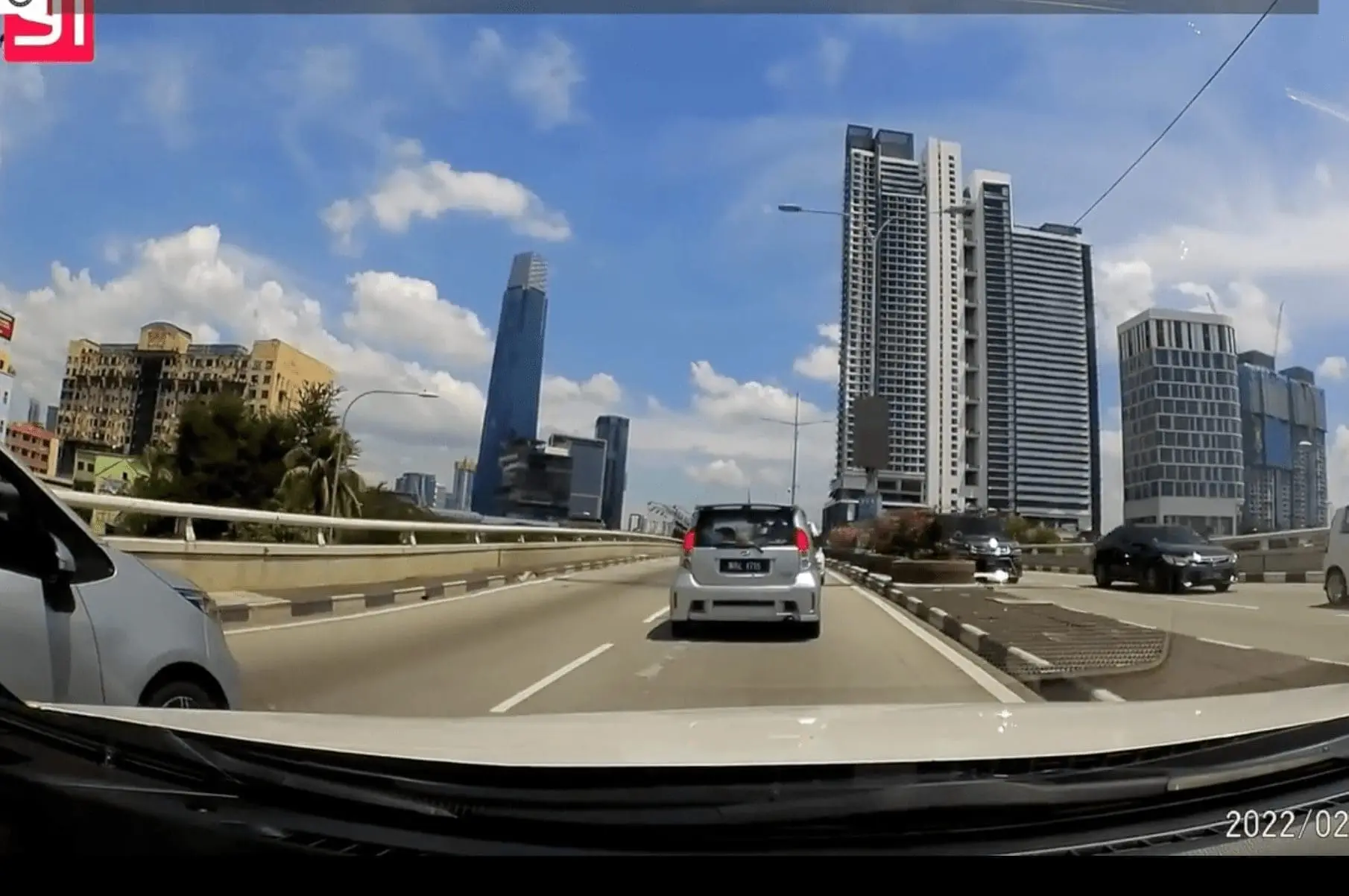 Man allegedly impersonates police officer and shows off handcuffs to cut into fellow motorist's lane 1