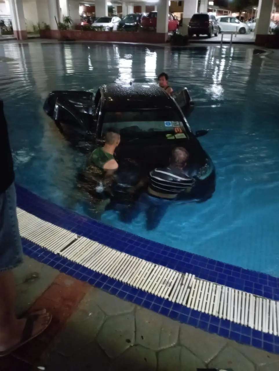 Man drives his car into KL condo swimming pool due to poor visibility3