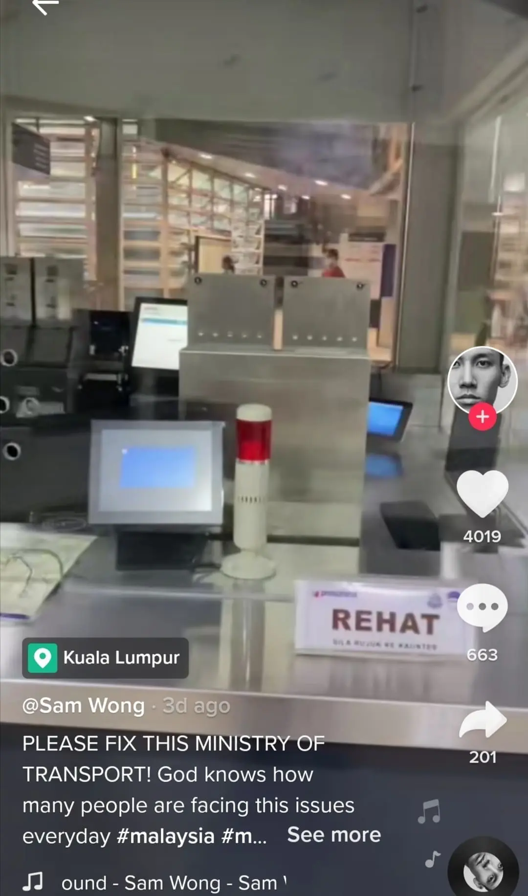 M'sian couldn't buy ticket at KL Monorail due to out-of-service machines and no staff at the counter