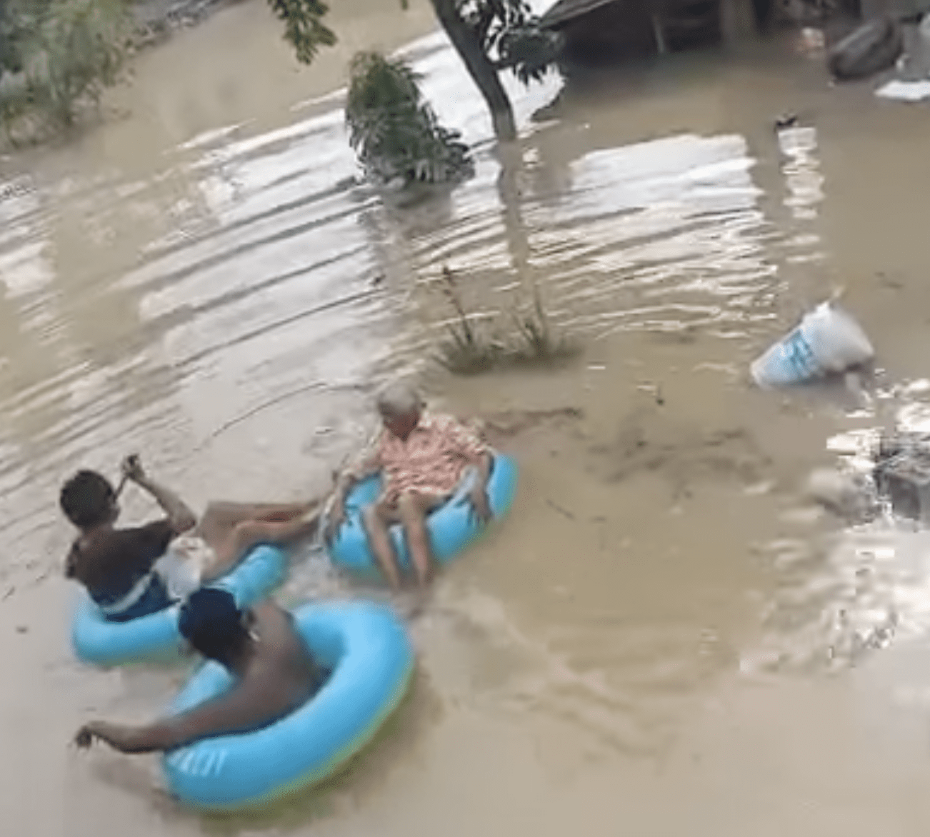 M'sian help stranded parents in flood using life saver 