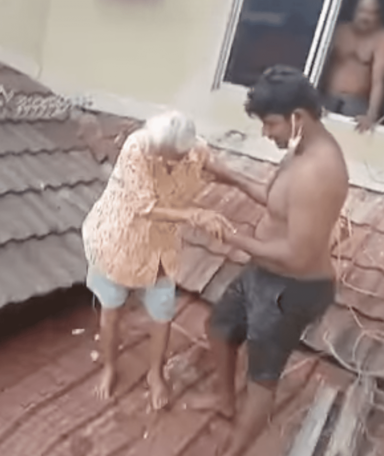 M'sian help stranded parents in flood using life saver 