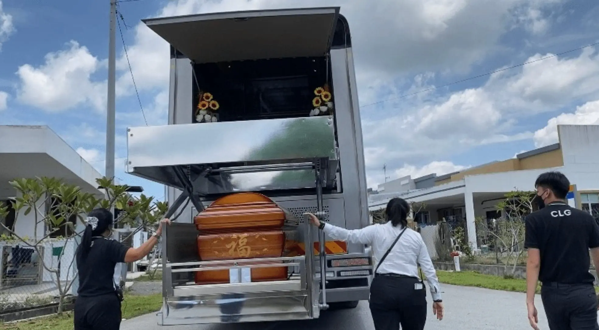 M'sian uses double-storey crystal hearse for her late mum's last journey in Johor 01