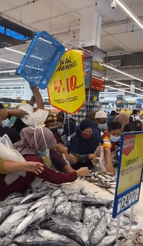 Chaos ensues as shoppers disregard SOPs to grab RM0.10 fish at newly-opened mall in Kelantan