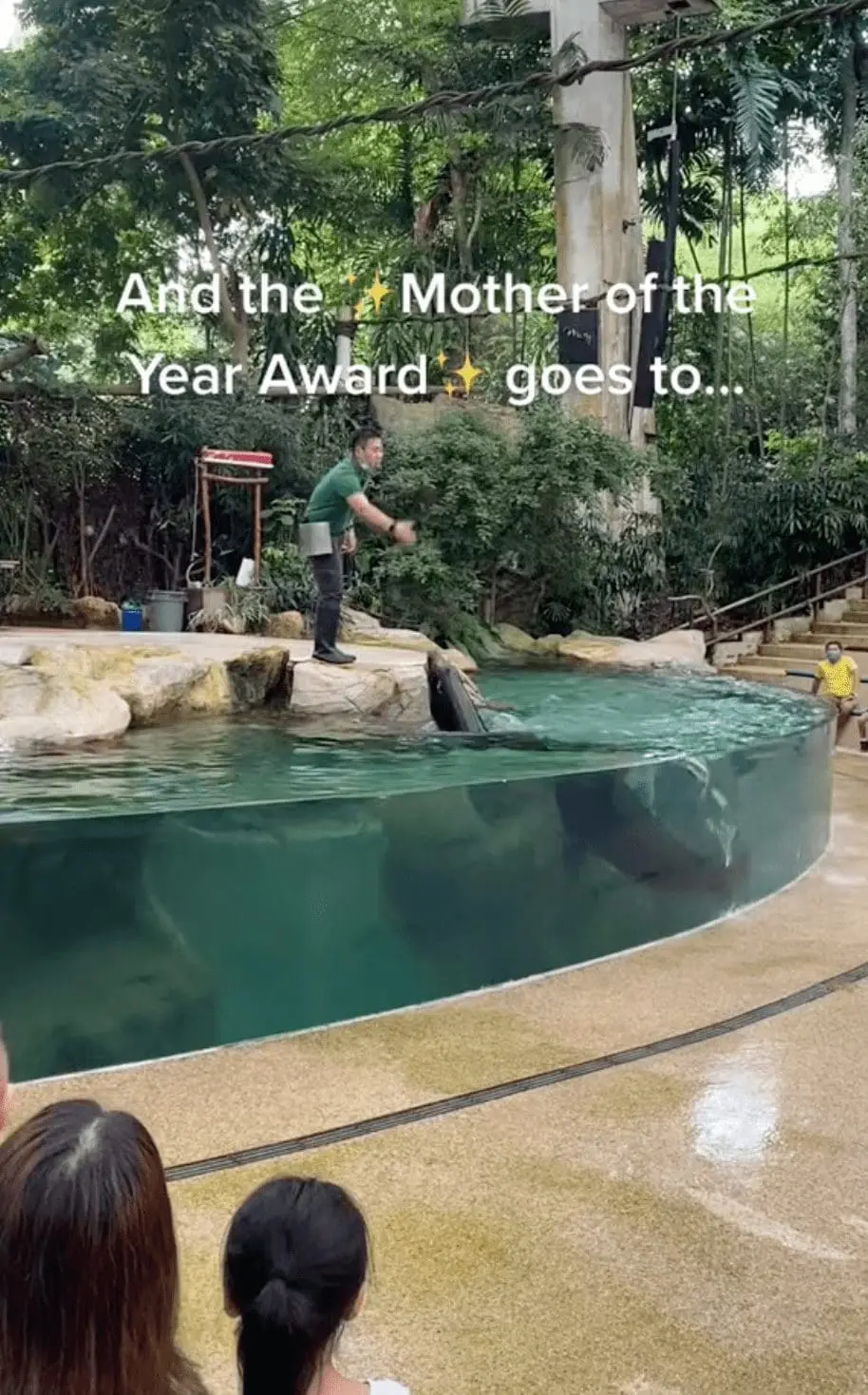 SG mum uses her child as umbrella in Sg Zoo 01-min