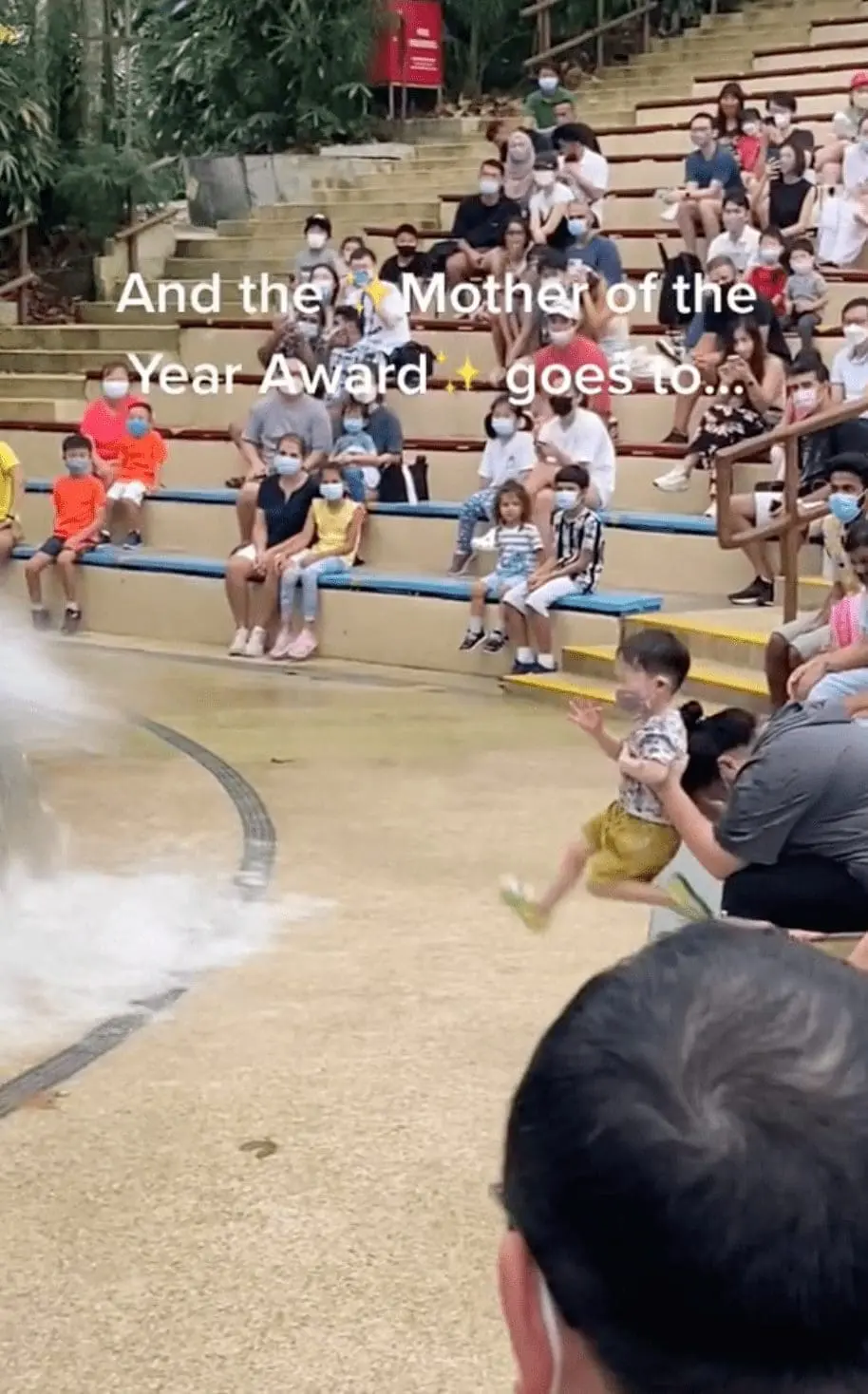 SG mum uses her child as umbrella in Sg Zoo 02-min