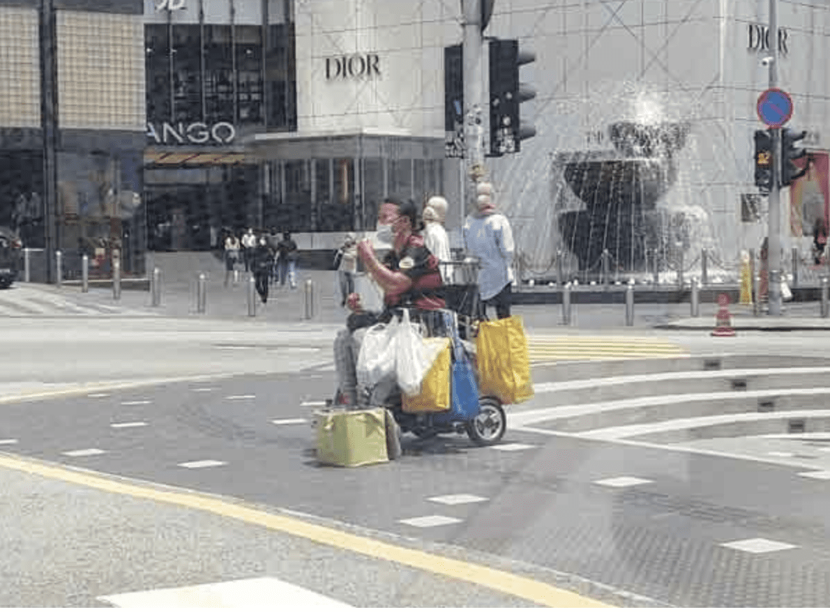 Koh Lee Peng still selling tissue paper along the streets in Bukit Bintang 02