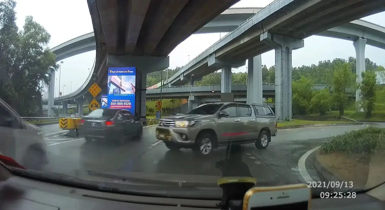 [VIDEO] Hilux's epic and dangerous illegal U-turn leaves M'sians speechless