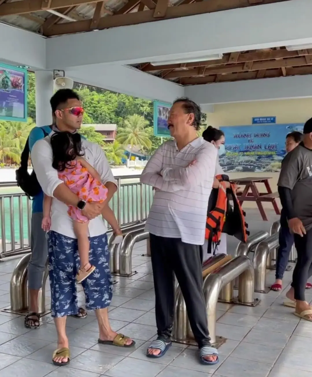 M'sian tycoon Vincent Tan spotted vacationing at Pulau Perhentian