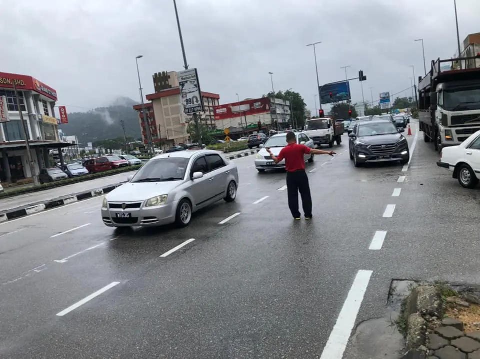 Sim Choon Siang state assemblyman fix potholes by himself 3