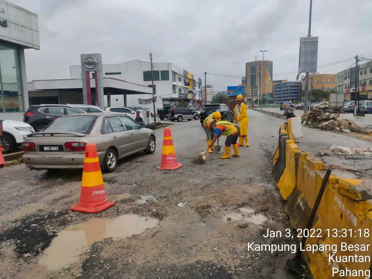 Sim Choon Siang state assemblyman fix potholes by himself 4