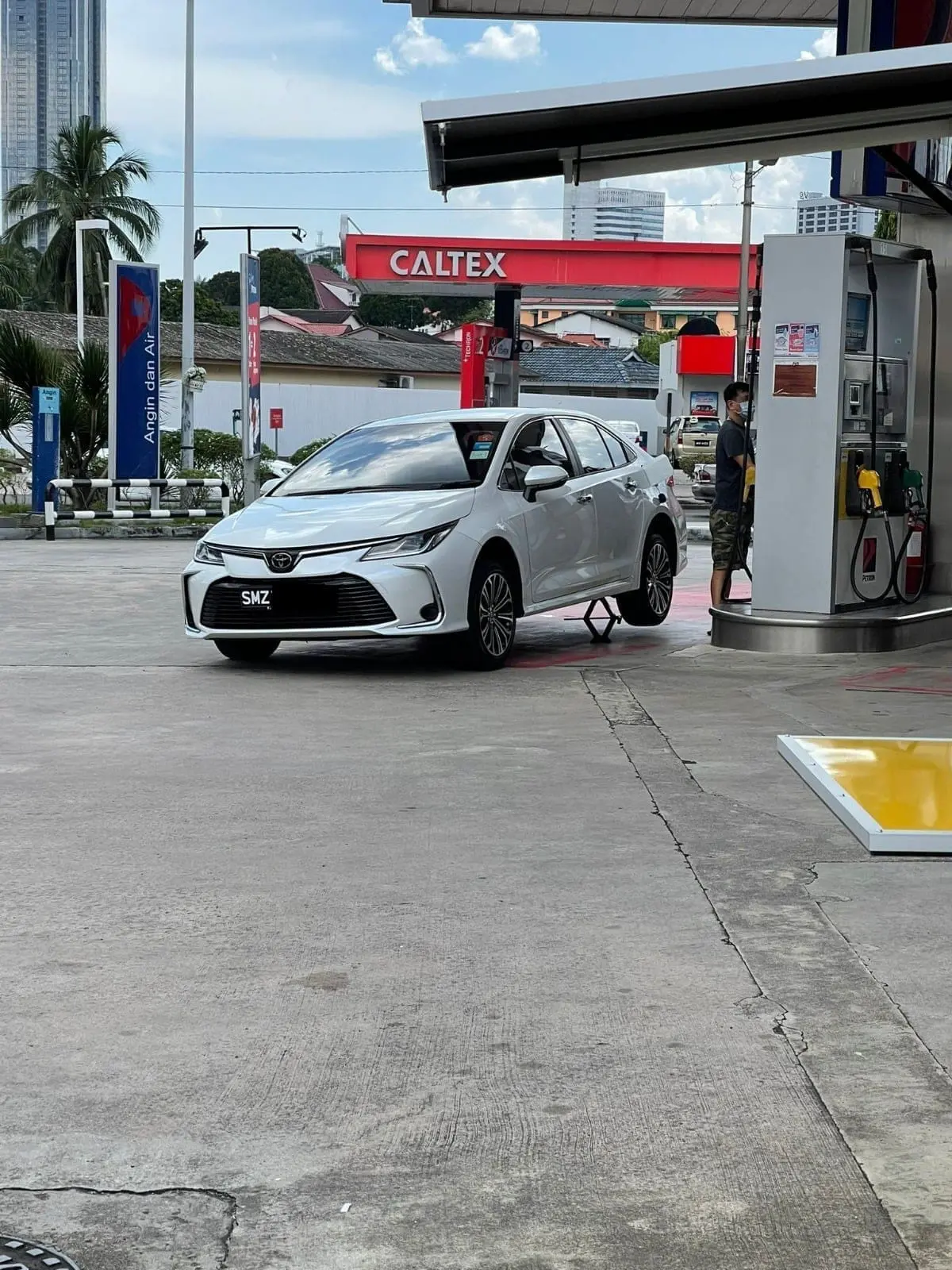 Singaporean pump petrol at JB petrol station 02