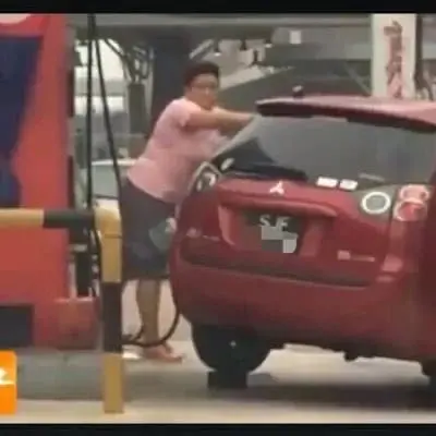 Singaporean pump petrol at JB petrol station 03