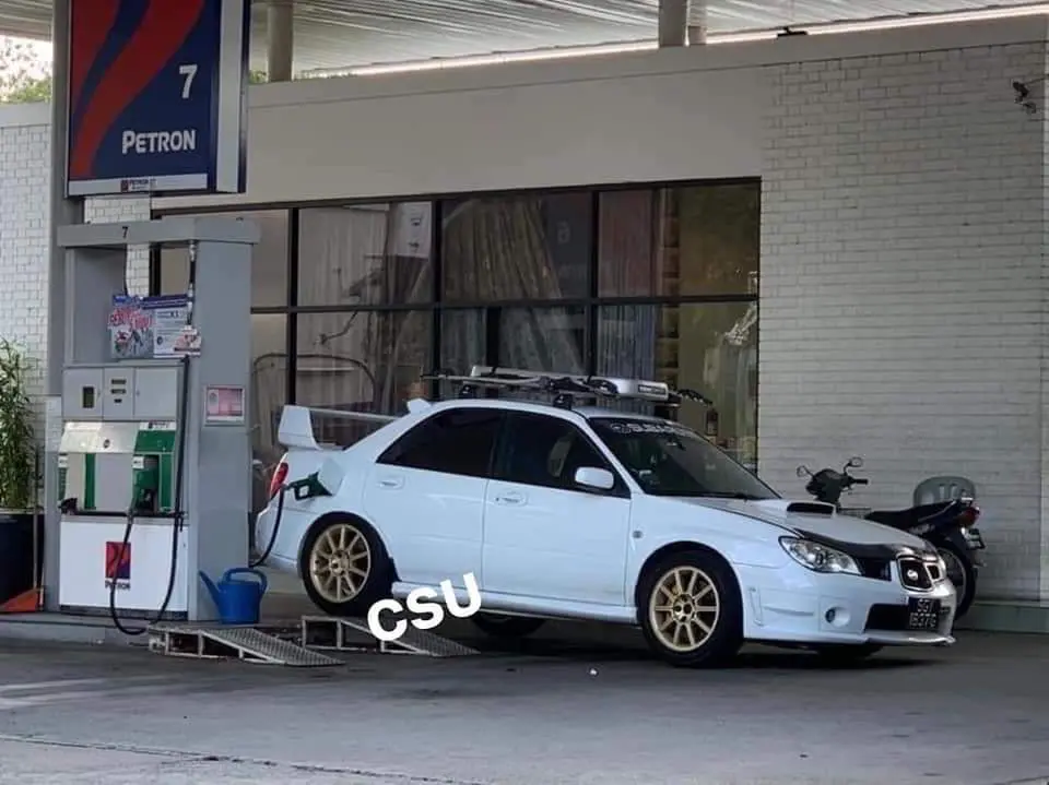 Singaporean pump petrol at JB petrol station 04