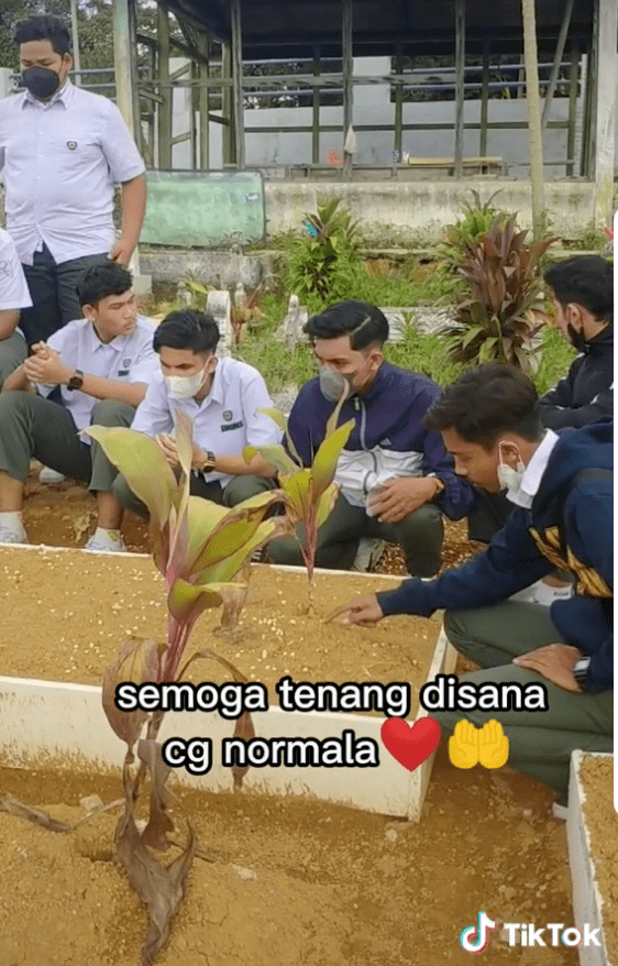 Students in cherasvisit their late teacher's grave to thank her after finishing their last SPM paper 02