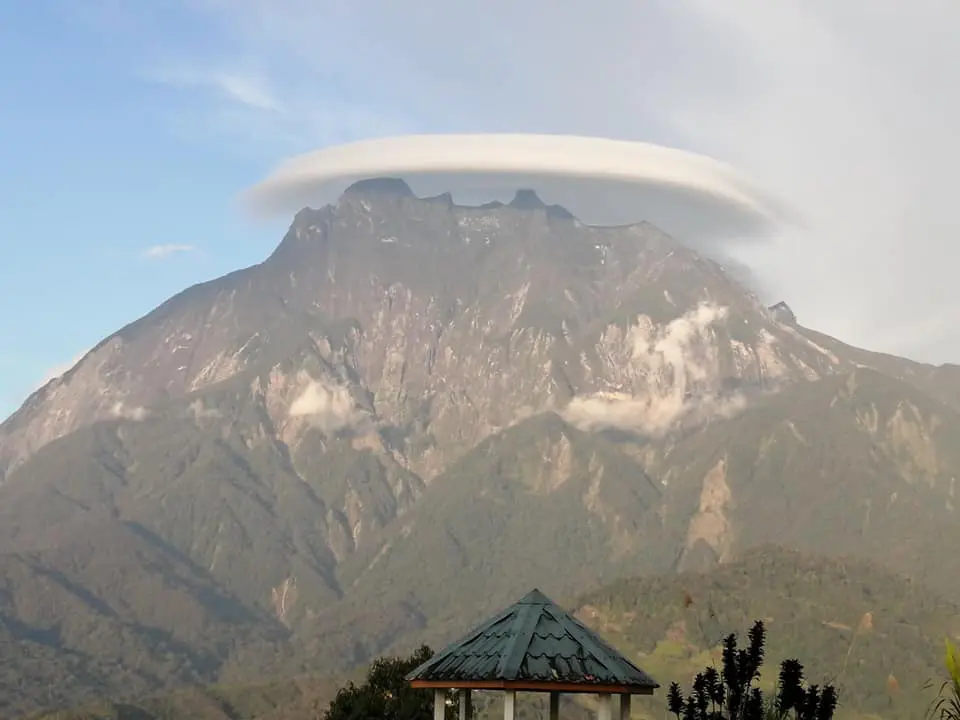Stunning views of Mount Kinabalu 'wearing a hat' wow netizens