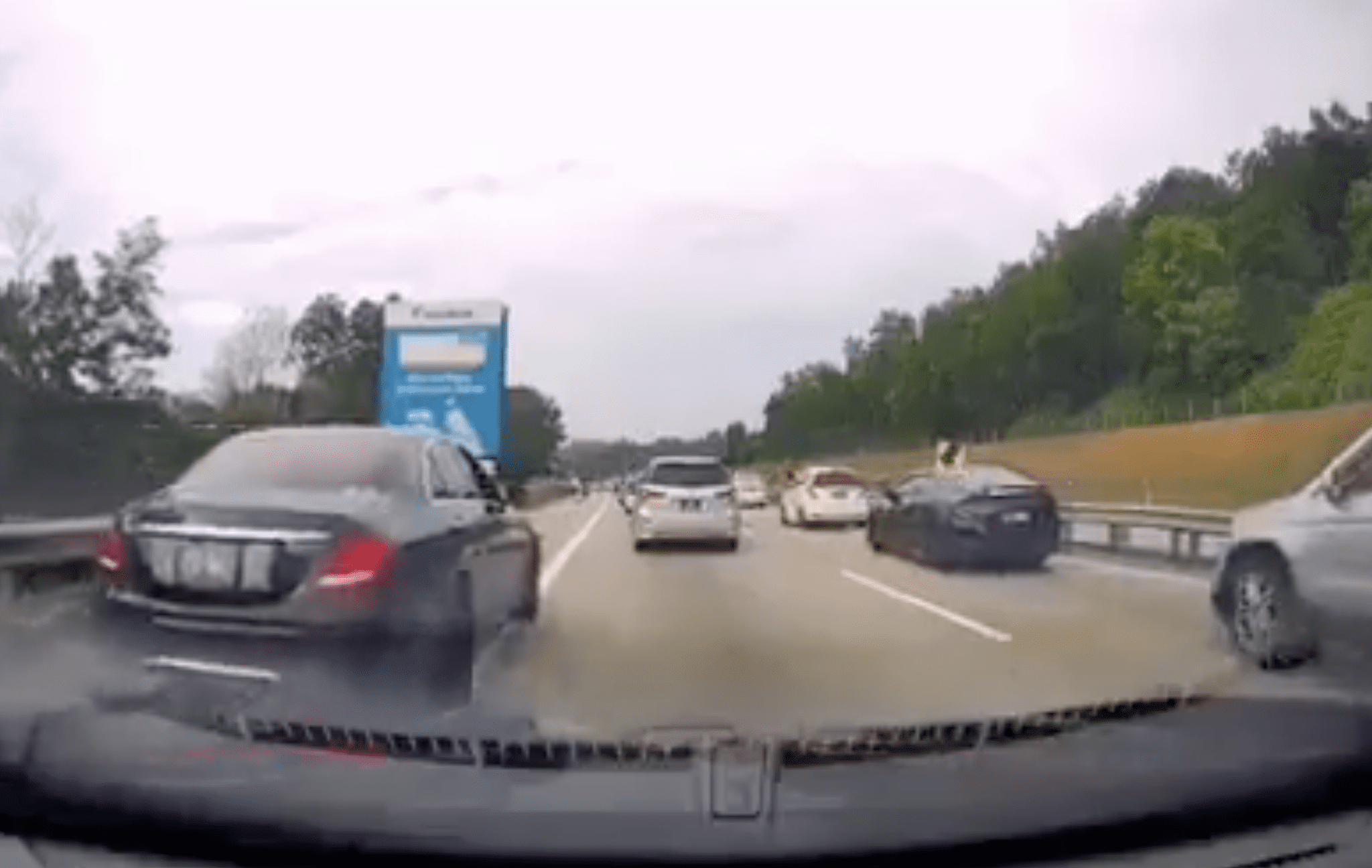 VVIP? Mercedes car driver points middle finger to another car who tries to block him for using emergency lane 04