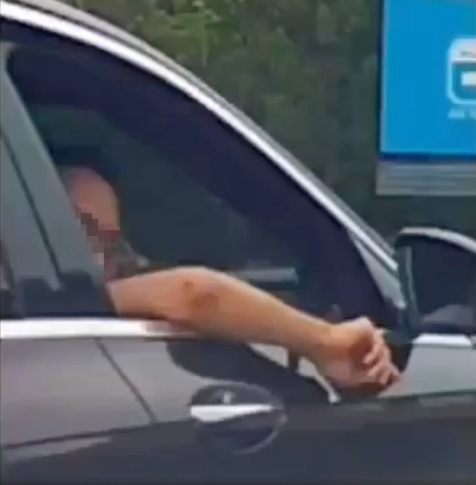 VVIP? Mercedes car driver points middle finger to another car who tries to block him for using emergency lane 05