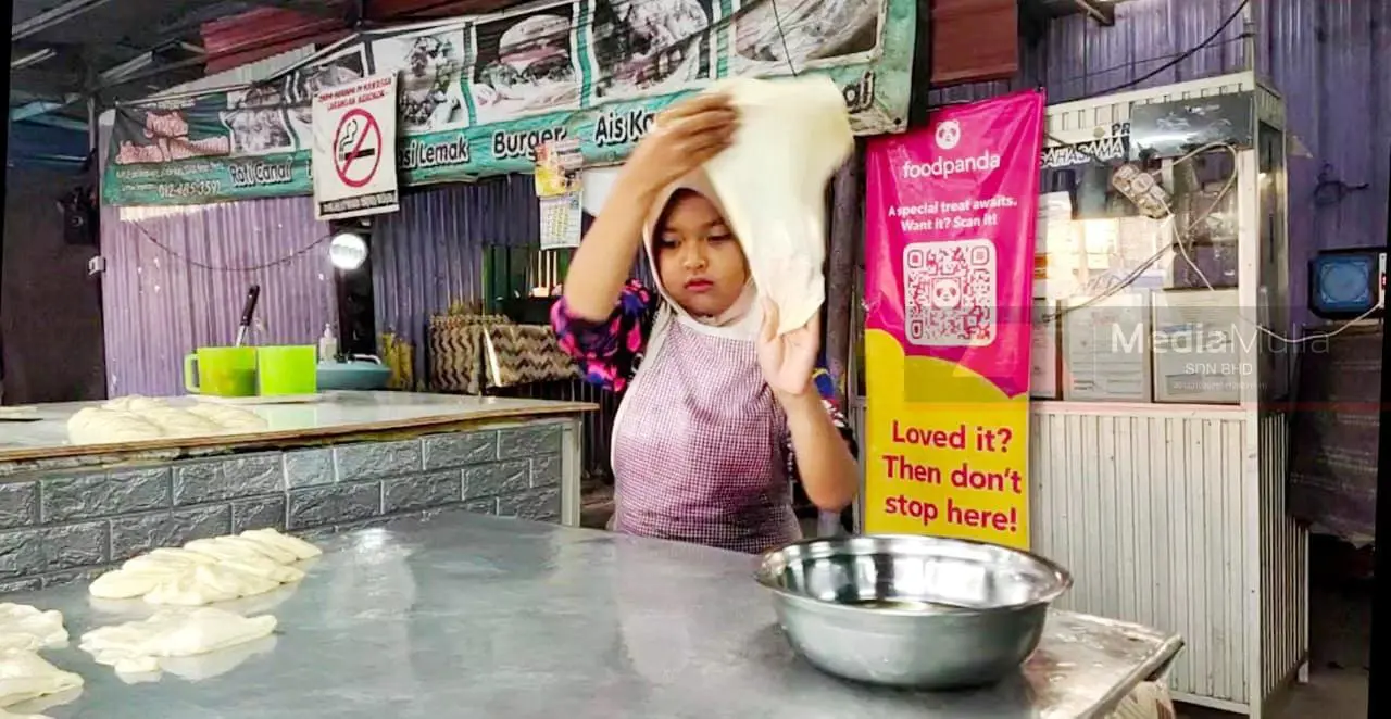 Yusra-flipping-roti-canai