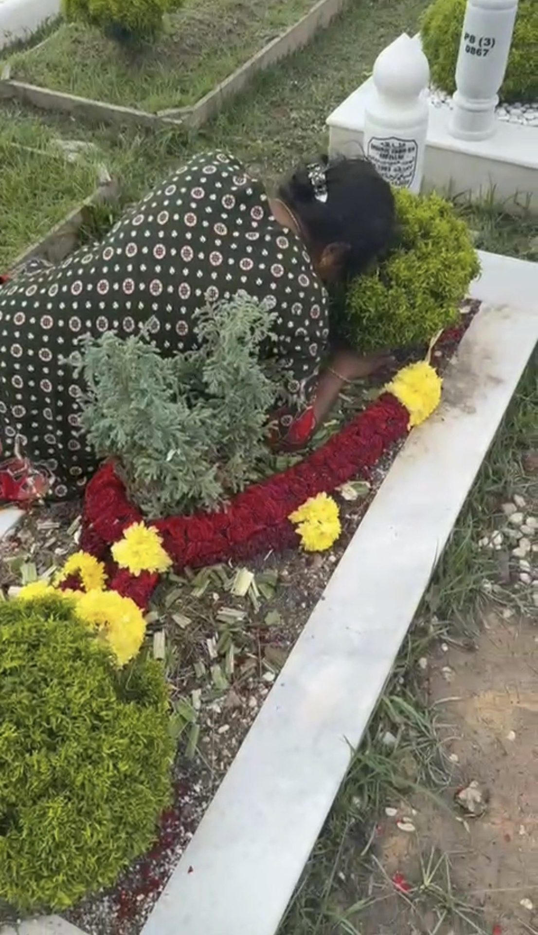 “A Mother’s Love Never Ends” - Hindu Family Visits Muslim Grave Of Son Who Converted Before His Passing