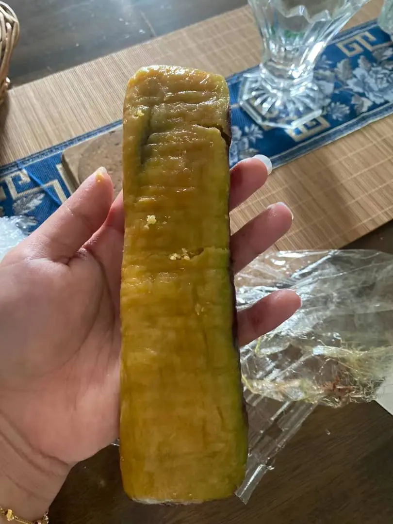 a woman showing oily 'Kek Tapak Kuda' that she purchased