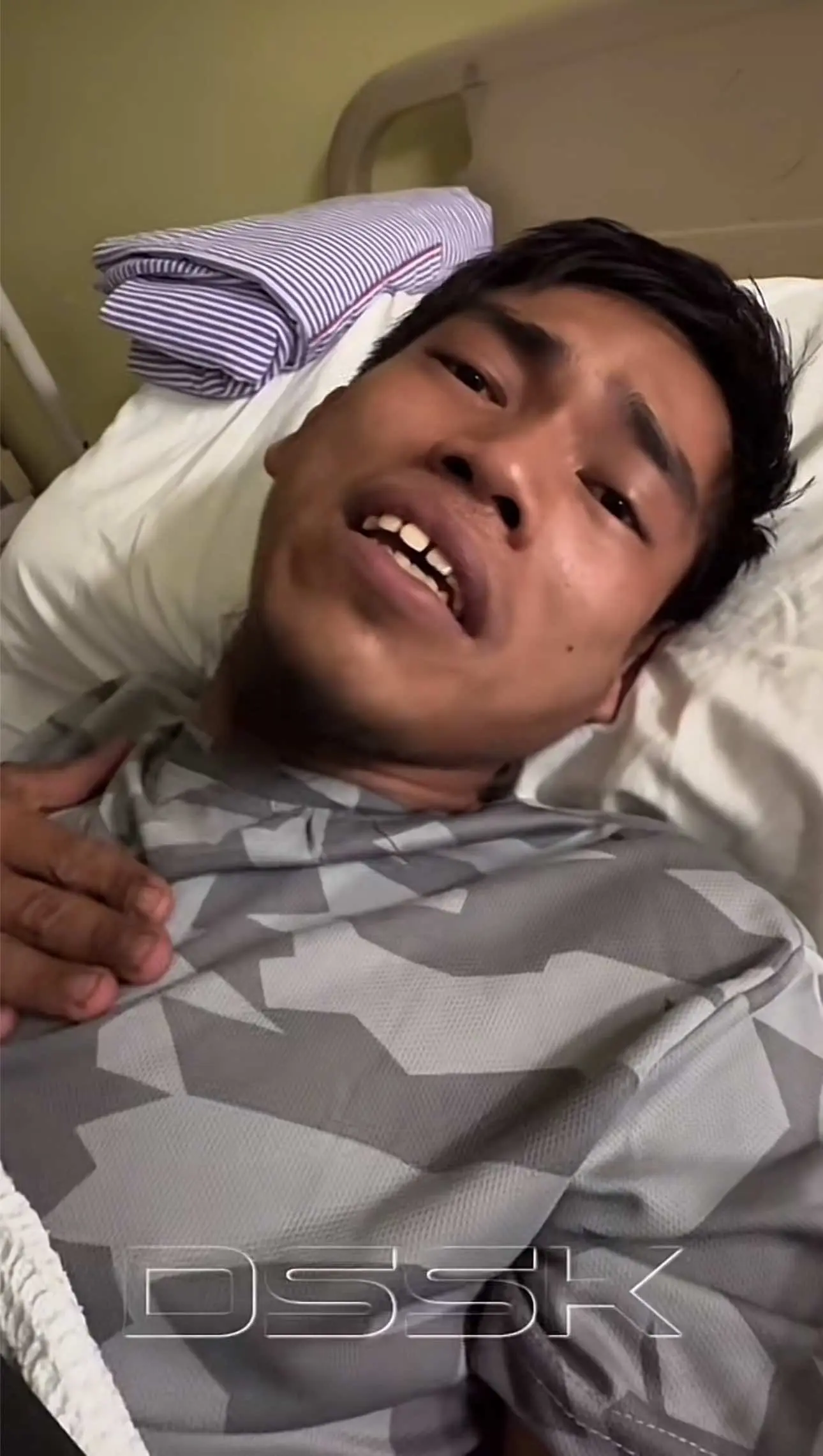 Abang Belon crying while recounting incident with DBKL