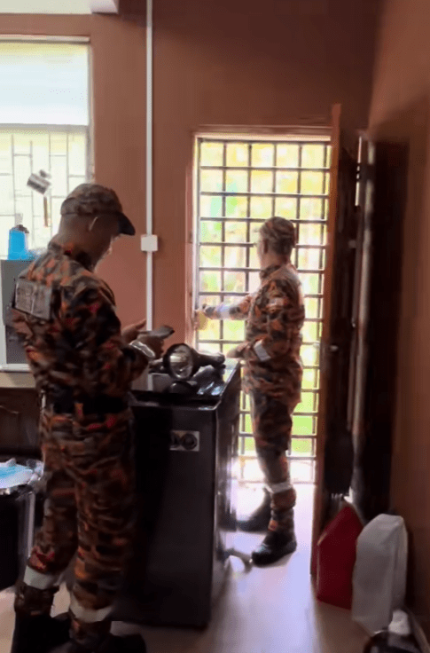 abang bomba catching frog